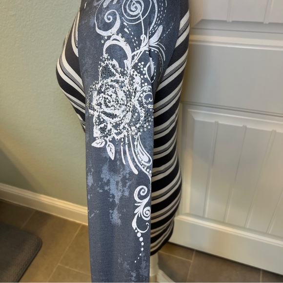 Copper Key Gray and White Striped Top Jewel Embellished Sleeve Size Medium - Picture 7 of 13